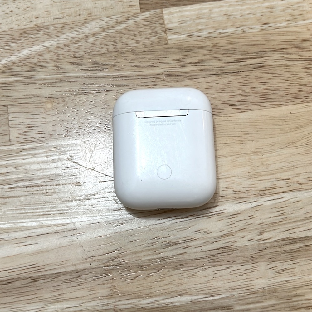 Apple AirPods 2 with charging case - Picture 3 of 4